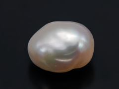 Keshi Pearl Moti 4.76 carat top view creamish white baroque shape