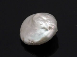 Keshi Pearl Moti 4.37 carat front view creamish white baroque shape
