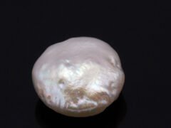 Keshi Pearl Moti 5.20 carat front view creamish white baroque shape