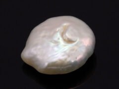 Keshi Pearl Moti 6.60 carat front view creamish white baroque shape